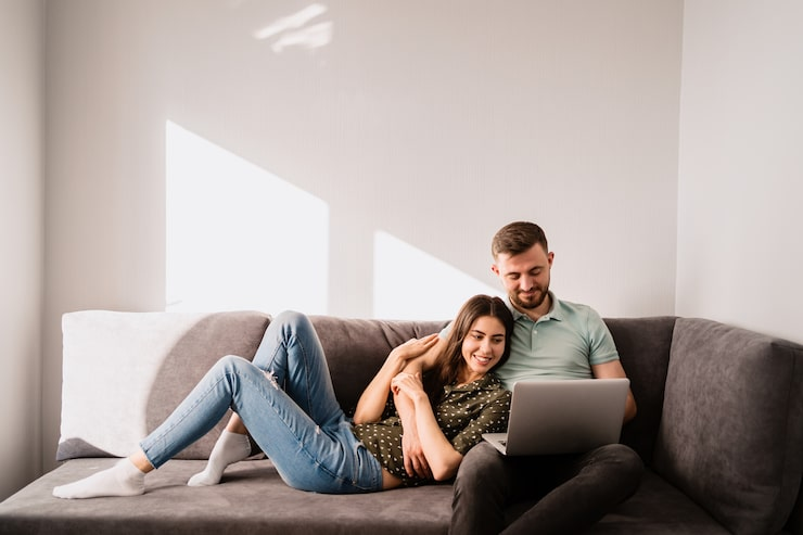 man-woman-sitting-sofa-with-laptop_158595-5847